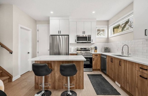 Banff Trail House | 2 King Bed | Sofa Bed | Garage | Min to UofC | NEW