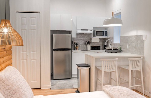 Plateau Mont Royal Apartment | #2 - Studio/Plateau/St-Denis/SelfCheck-In/AC/TV