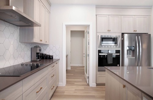 Calgary House | 2 Suites 8 Bedrooms AC Sleeps 16