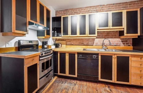 Plateau Mont Royal Apartment | #202 Cozy Stylish Unit in Plateau Mont-Royal