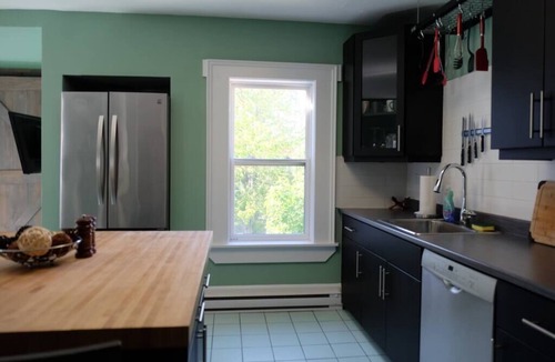 North End House | 218 Comfy Work From Home Ready w/Excellent Kitchen