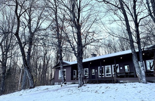 Dysart et al Cottage | 24 Guests Group Getaway House with large lawn