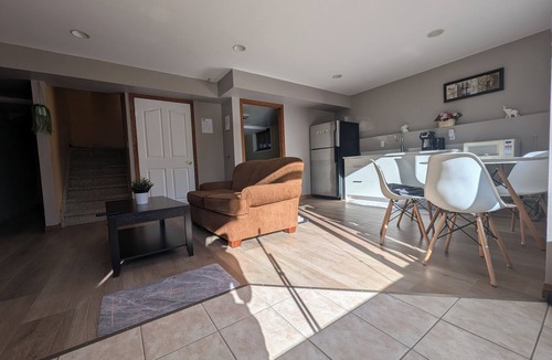 Northwest Calgary House | 2B1B comfortable suite