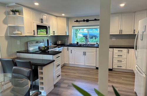 Hollyburn Condo | 2BD cozy guest suite in West Vancouver