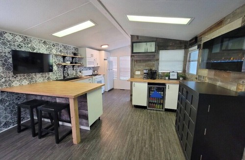 Sherkston Cottage | 2BDRM Sherkston Shores Cottage. Steps to the Beach