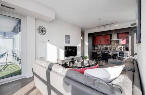 Toronto Entertainment District House | 2BR 2BTH w Million Dollar View of CN tower