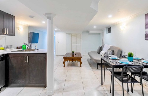 Little Italy Apartment | 2BR Apt - Close to Trinity Bellwoods Park!