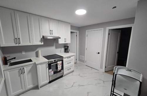 Niagara Falls Apartment | 2BR Clifton Hill Retreat Walk to Falls Parking