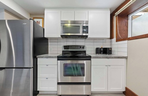 Northwest Calgary House | 2BR Cozy Suite Yoga Studio Retreat FREE Banff Pass