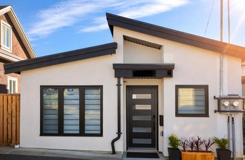 Sunset Apartment | 2BR Detached House - Free Parking -10 mins to YVR & Downtown