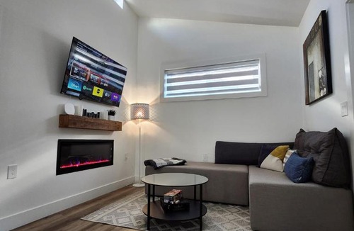 Sunset Apartment | 2BR Detached House - Free Parking -10 mins to YVR & Downtown