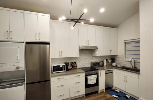 Sunset Apartment | 2BR Detached House - Free Parking -10 mins to YVR & Downtown
