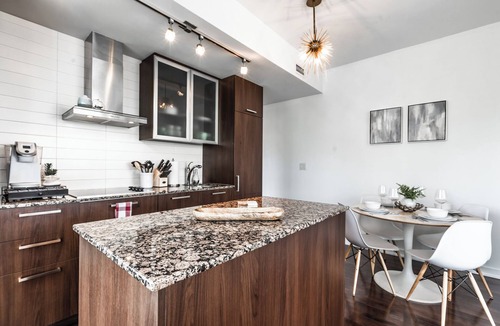 Toronto Entertainment District Condo | 2BR Downtown w/Parking - Steps from CN Tower, Rogers Centre & Scotiabank Arena