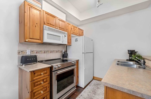 Village North House | 2BR | Granite Court | Village Location | King Bed | Private Balcony | Parking | Fireplace