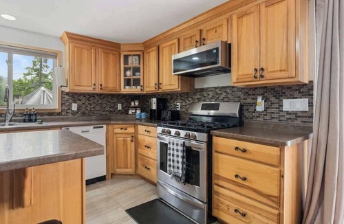 Fort Erie House | 2BR Lakeside Oasis w/BBQ & Parking | Sleeps 5!