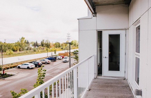 Winnipeg Apartment | 2BR Retreat with Gym, near Assiniboine Park Trails