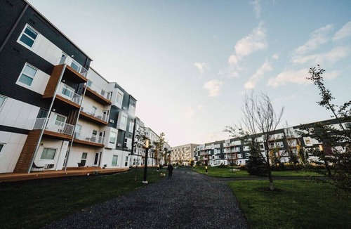 Winnipeg Apartment | 2BR Retreat with Gym, near Assiniboine Park Trails