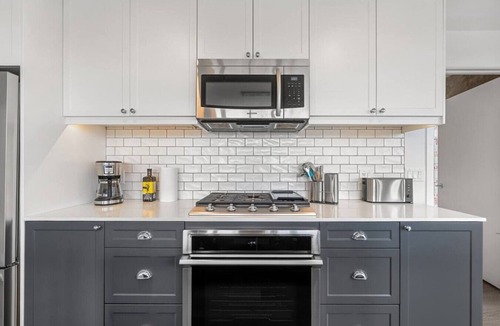Kensington Apartment | 2BR | UG Park | AC | Mins to Saddledome