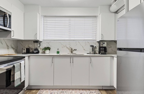Rosslyn House | 2BR | Warm | King Bed | Downtown | Expo Centre | Roger's Place