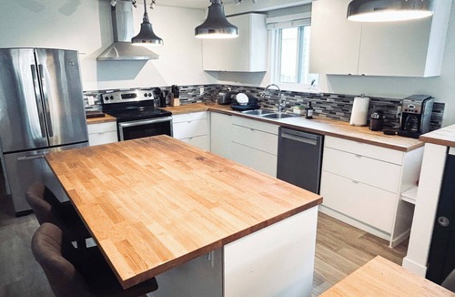 Squamish House | 3-BDRM (4 BEDS) 1-BATH - 6 people Home in Squamish