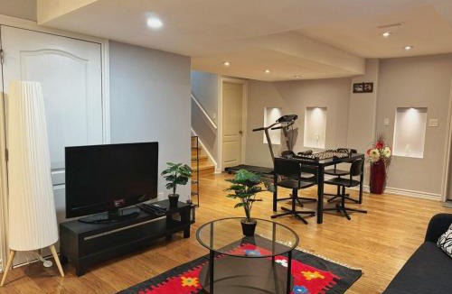 Woburn Apartment | 3 Bdrm Basement w kitchen-40 mins to downtown-Sleeps 8