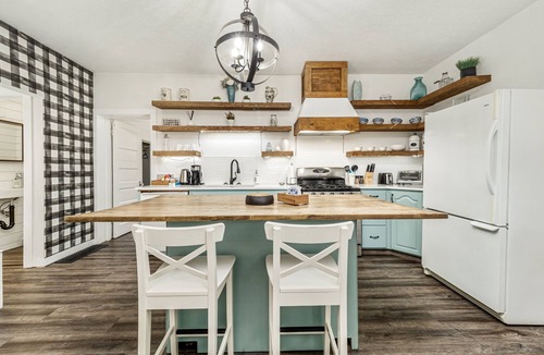 Cardston House | 3 Bedroom Century Home Near Waterton & US Border