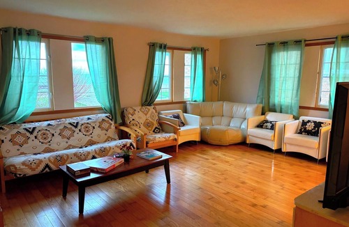Hamilton Cottage | 3-bedroom cottage with WiFi and AC in Dunnville