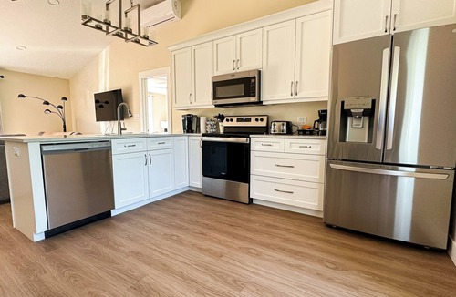 Stanley Bridge House | 3-Bedroom Suite with Outdoor Hot Tub