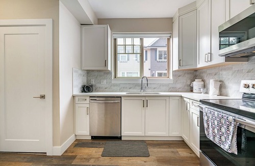 Abbotsford House | 3-bedroom townhome in enchanting Abbotsford with AC