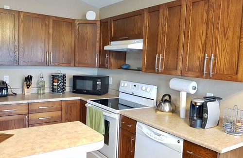 Grande Prairie House | 3 beds Private Cozy Patio + 4 mins Drive to restaurants, Starbucks