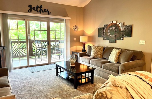Hollister Condo | 3 BR, 2 Bath Upper Level Condo on Table Rock Lake, Dock Access and fireplace