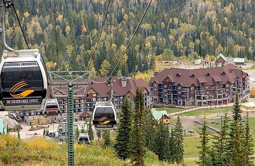 Golden Hotel | 3-Star Hotel ∙ Glacier Mountaineer Lodge