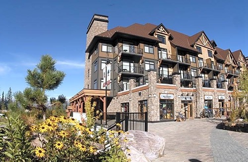 Golden Hotel | 3-Star Hotel ∙ Glacier Mountaineer Lodge
