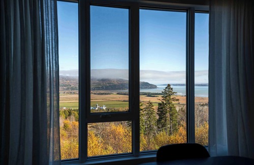 Baie-St-Paul Apartment | 308-Condo Le Victorien | River View, Pool & EV