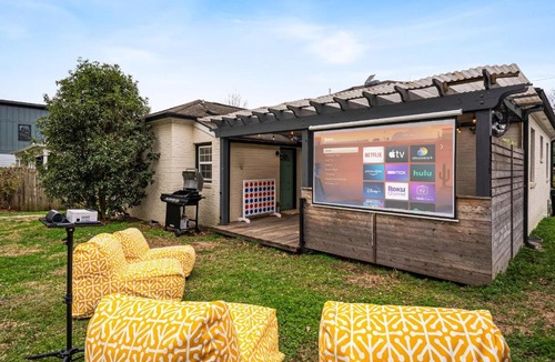 Downtown House | 3BD plus 1BD Tiny Home - Outdoor Movie & Yard Fun