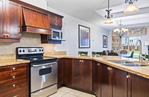 Collingwood Condo | 3BDR Family Home, 10 Mins to Blue Mtn Village!