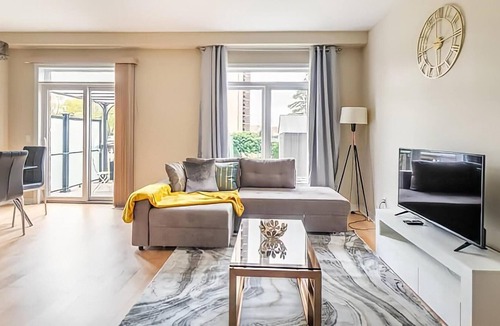 Stoney Creek House | 3BR 2 5BA Townhome 1 min to the Beach BBQ Parking