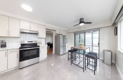 Newton House | 3BR/2BA Home – 30 Mins to YVR, Family-Friendly