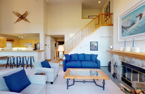 Blackcomb House | 3BR | Alpine Greens | Ski Storage | Wood Burning Fireplace | Free Ski Shuttle