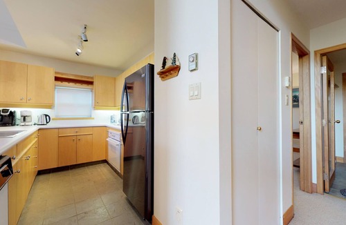 Blackcomb House | 3BR | Alpine Greens | Ski Storage | Wood Burning Fireplace | Free Ski Shuttle