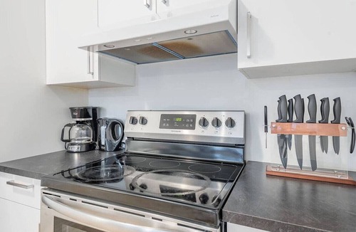 Golden Square Mile Apartment | 3BR Concordia Retreat – Comfortable Beds & Parking