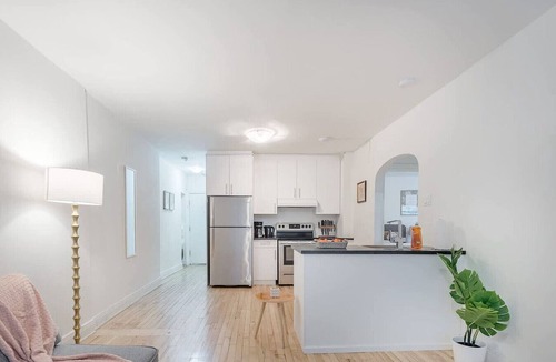 Golden Square Mile Apartment | 3BR Concordia Retreat – Comfortable Beds & Parking