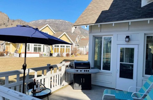 Osoyoos Cottage | 3BR Cottage on Osoyoos Lake w/Pool + Hot Tub.