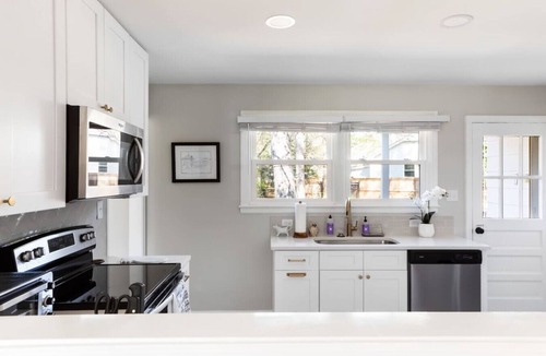 Ridgewood House | 3BR Cozy Raleigh Ranch | Fire Pit + Fenced In Yard