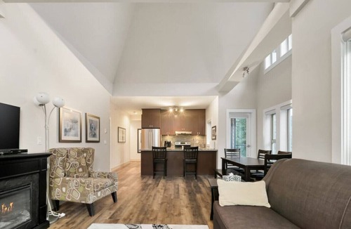 Harrison Hot Springs Apartment | 3BR Lakeside Penthouse Retreat With Rooftop BBQ