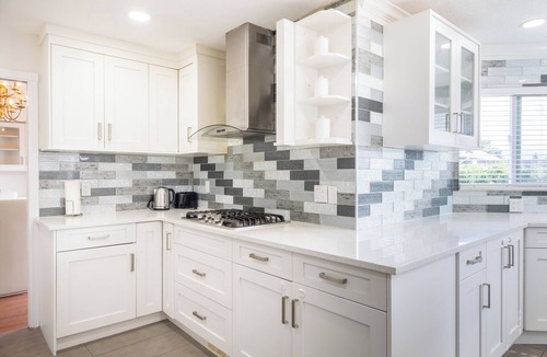 Abbotsford House | 3BR Spacious Home Close to Airport Sleeps 10