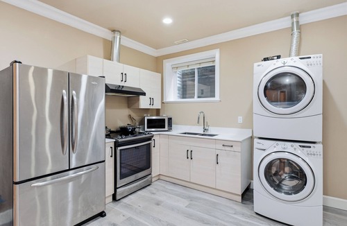 Surrey House | 3BR Suite near White Rock Beach Pool & BBQ