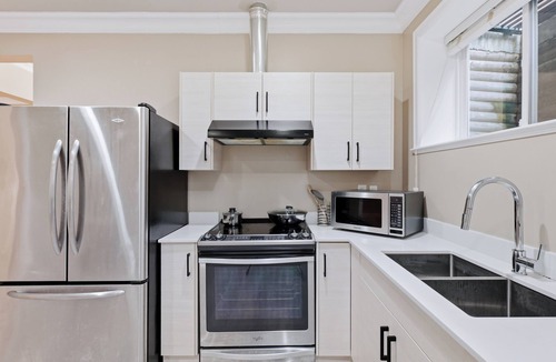 Surrey House | 3BR Suite near White Rock Beach Pool & BBQ