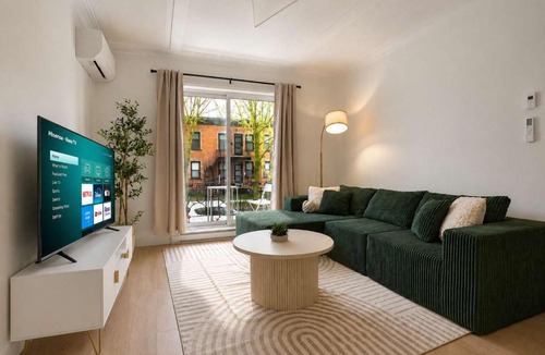 Maizerets Apartment | 3BR Well-located Apartment Parking & AC U5