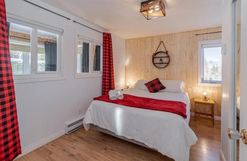 Baie-St-Paul Ski Chalet | 3CH - Fireplace Spa Sauna WiFi Ping-pong